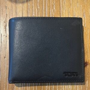 TUMI  Center Flip ID Passcase Wallet no box new